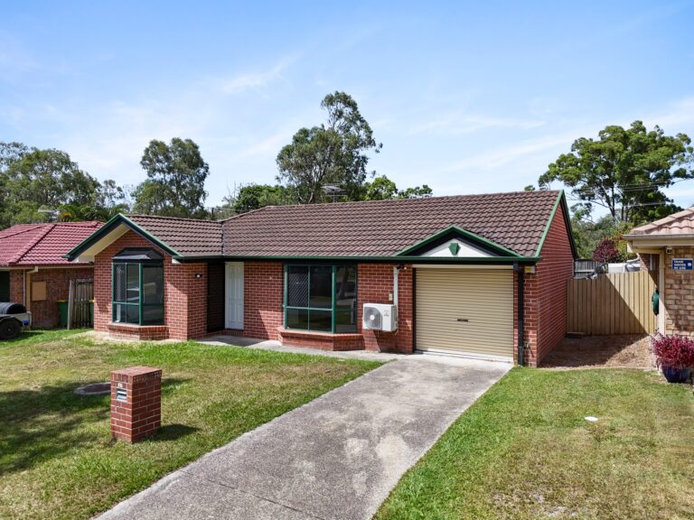 37 Paddies Crescent, CRESTMEAD  QLD  4132