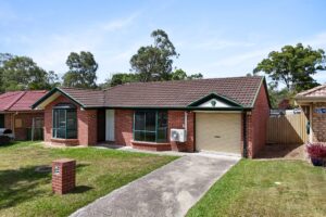 37 Paddies Crescent, CRESTMEAD, QLD 4132